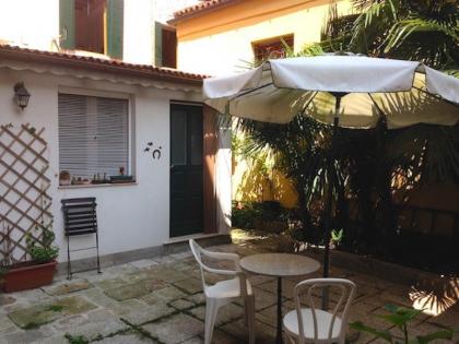 Gaffaro Elegant apt with private patio!  - image 2